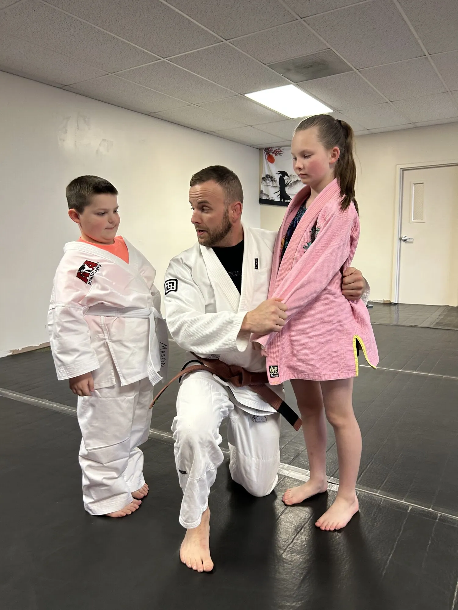 Two children practising a Yinjas Brazilian Jiu Jitsu technique together